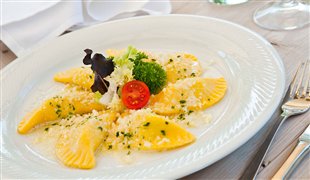 Hausgemachte Kartoffelteigtaschen mit frischen Kräutern