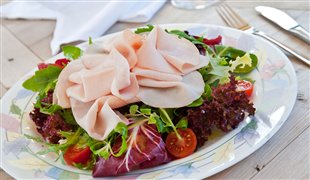 Blattsalate mit feinem Truthahnschinken