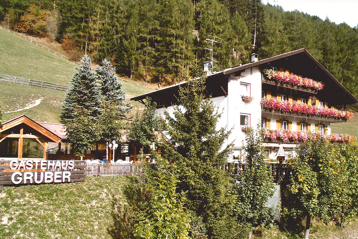 Am Gästehaus Gruber enstehen Terrassen Café und Sauna
